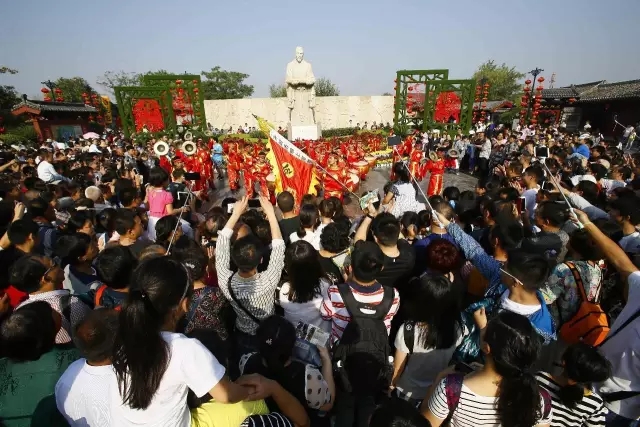 温馨服务造就品牌效益 ——“十一”期间，清明上河园景区游客接待量再创新高