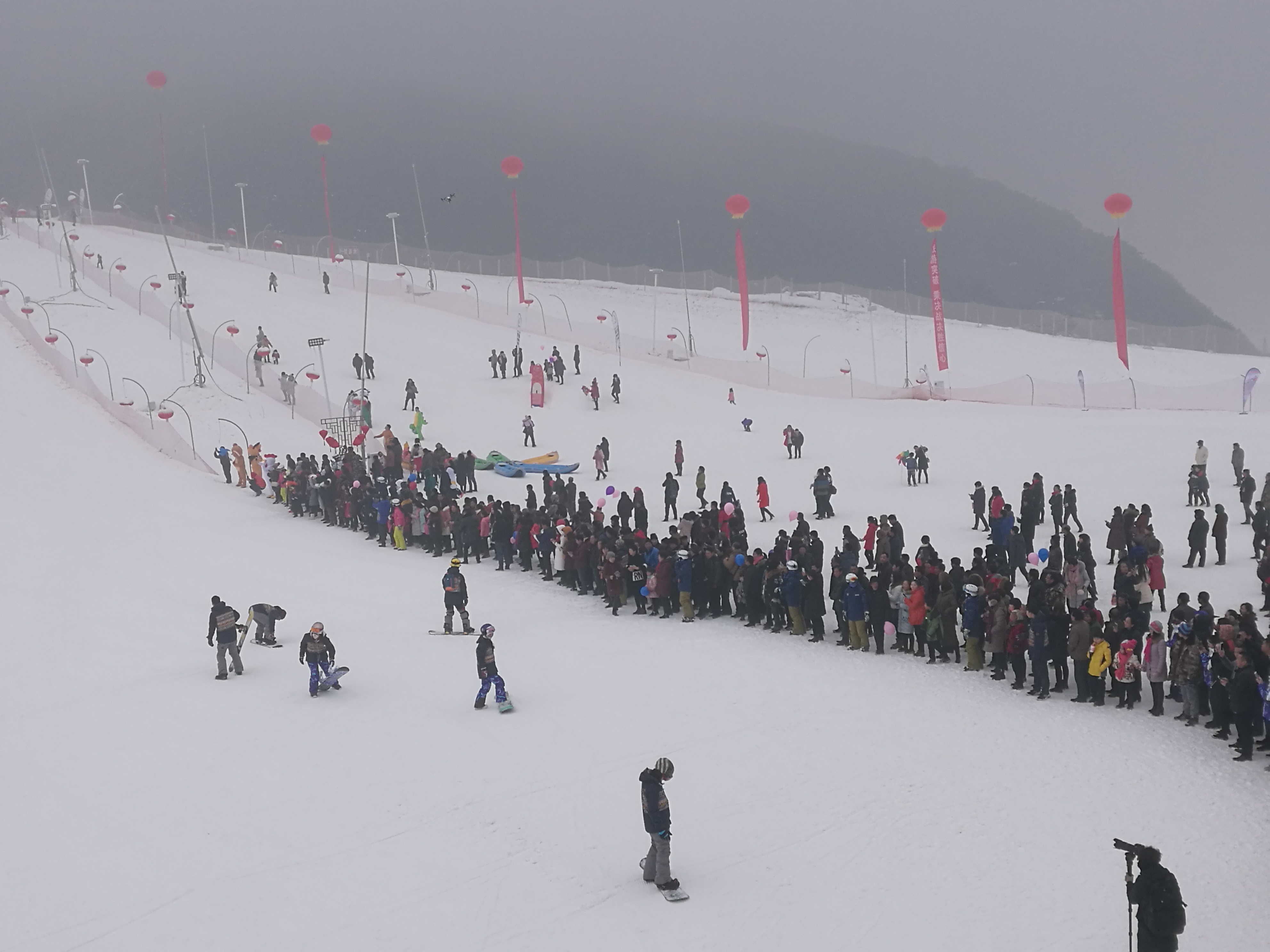 探路者助力3亿人上冰雪 首家滑雪场亮相河南巩义嵩山