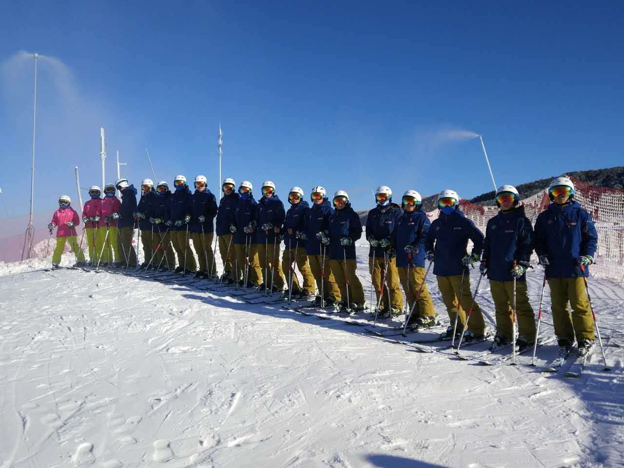 探路者助力3亿人上冰雪 首家滑雪场亮相河南巩义嵩山