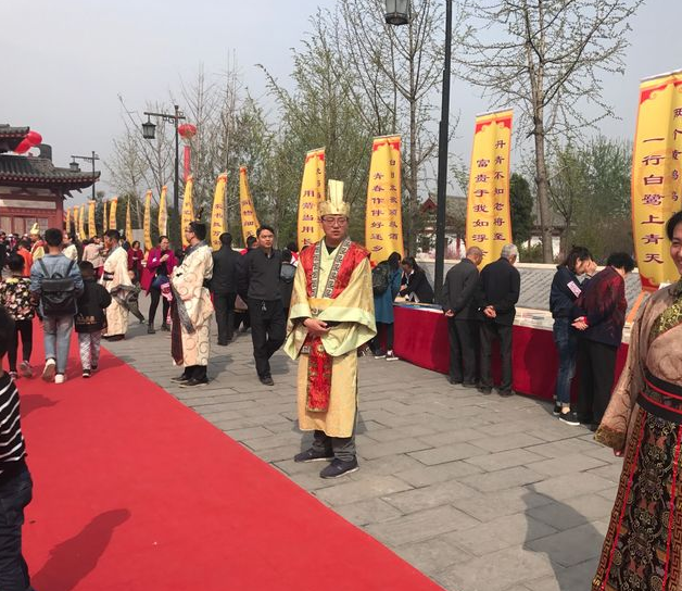 雨润河洛生锦绣，风行巩义带诗香