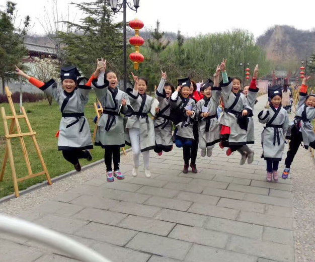 雨润河洛生锦绣，风行巩义带诗香