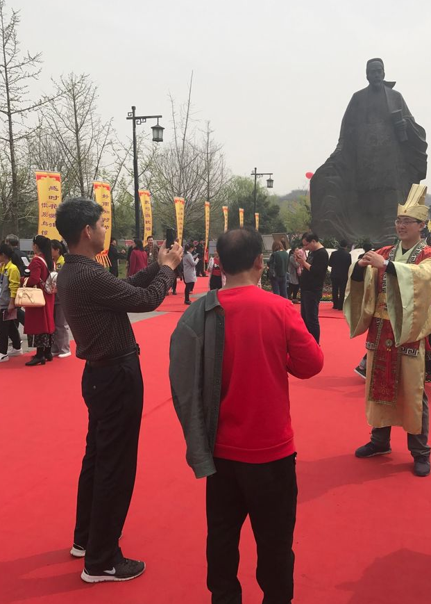 雨润河洛生锦绣，风行巩义带诗香