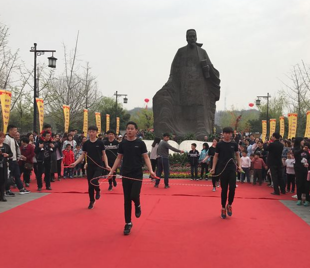 雨润河洛生锦绣，风行巩义带诗香