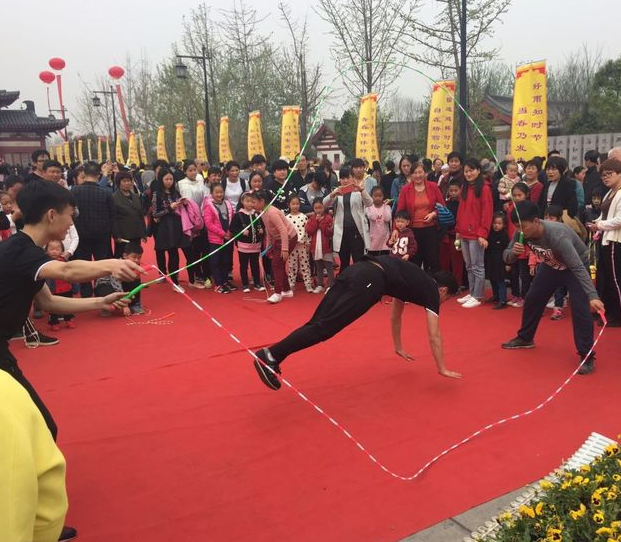 雨润河洛生锦绣，风行巩义带诗香