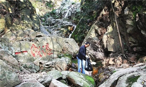 信阳鸡公山景区里惊现拾垃圾的蜘蛛侠