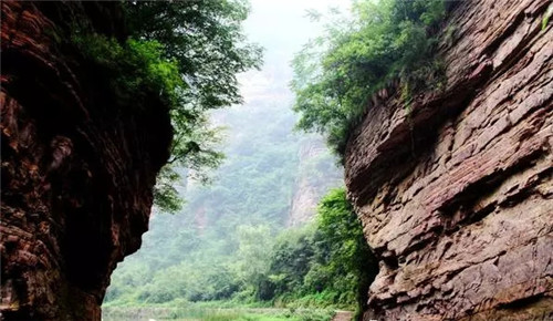 四月龙潭大峡谷春意满山，近郊踏青正当时