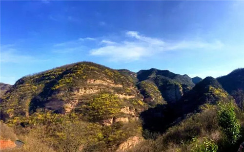 四月龙潭大峡谷春意满山，近郊踏青正当时