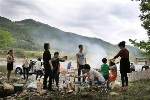 开车路上安营扎寨 黛眉山景区周末好去处