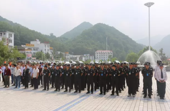 有警察叔叔的保护，来白云山旅游还怕什么？