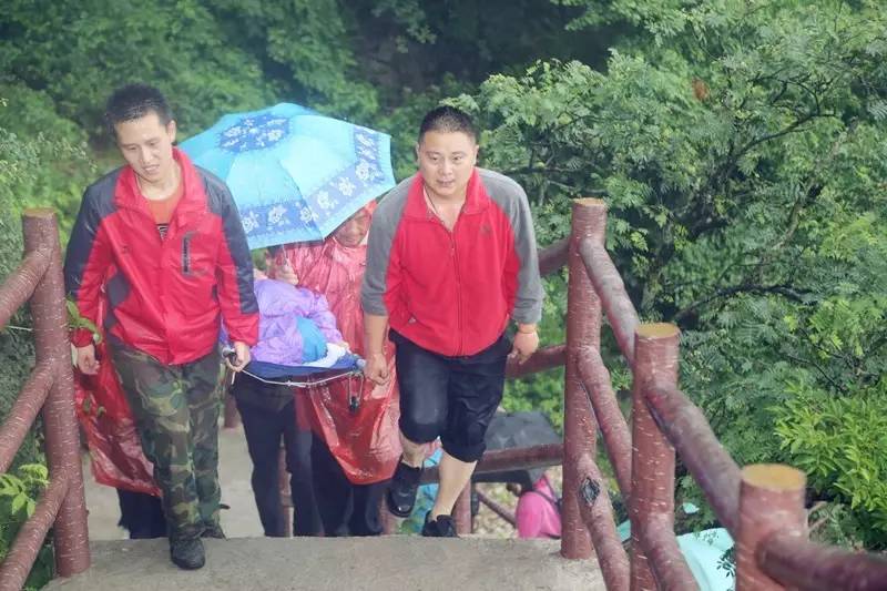 洛阳老君山：爱心接力 深山救客 传递人间温暖