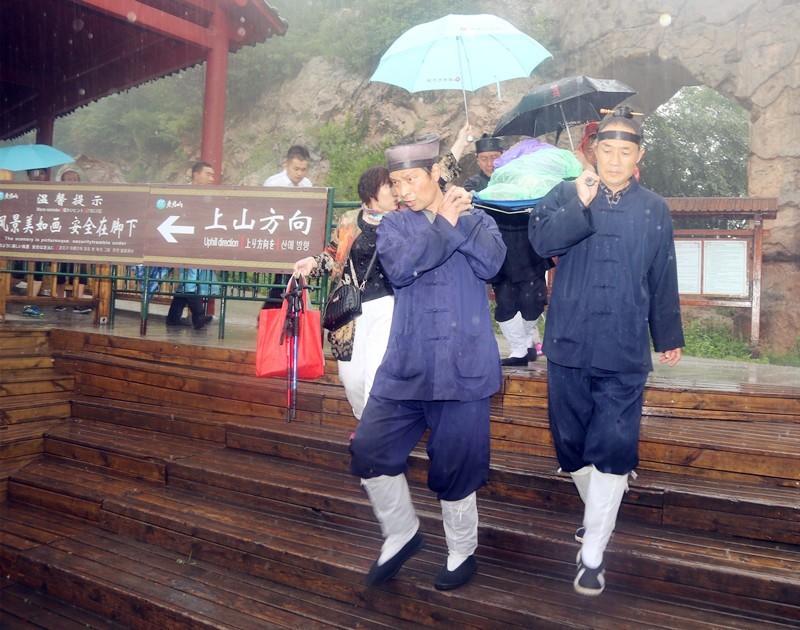 洛阳老君山：爱心接力 深山救客 传递人间温暖