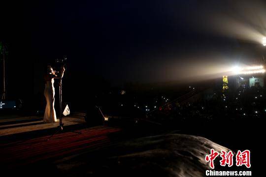袁娅维亮嗓嵩山国际音乐节“格莱美”大师助阵