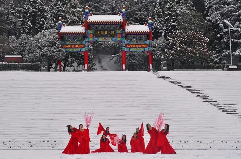 燃爆了！河南一景区美女着薄纱“浴”雪起舞