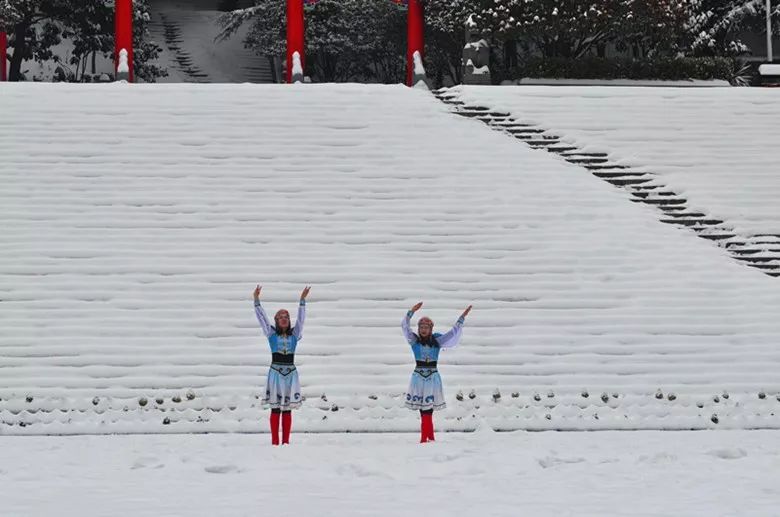 燃爆了！河南一景区美女着薄纱“浴”雪起舞