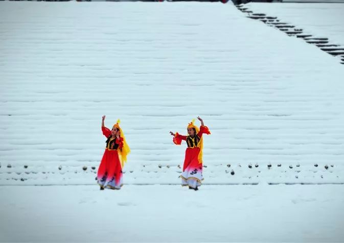 燃爆了！河南一景区美女着薄纱“浴”雪起舞