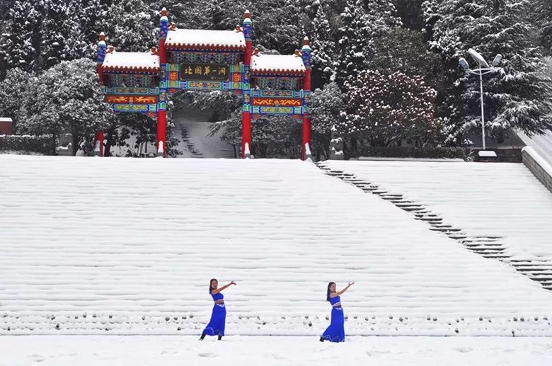 燃爆了！河南一景区美女着薄纱“浴”雪起舞