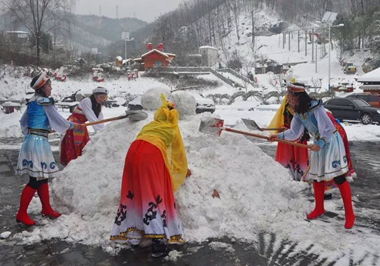 燃爆了！河南一景区美女着薄纱“浴”雪起舞