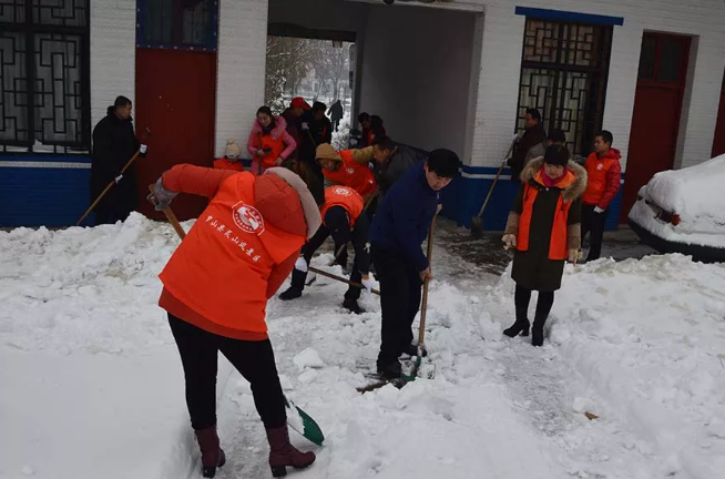 天冷情暖－灵山风景区干部职工积极开展清积雪扫路障志愿服务活动