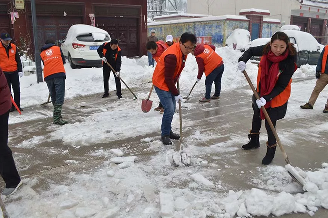 天冷情暖－灵山风景区干部职工积极开展清积雪扫路障志愿服务活动