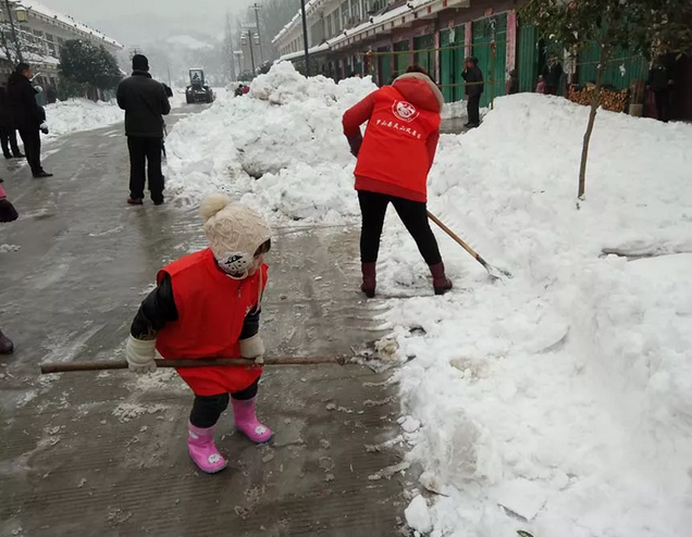 天冷情暖－灵山风景区干部职工积极开展清积雪扫路障志愿服务活动