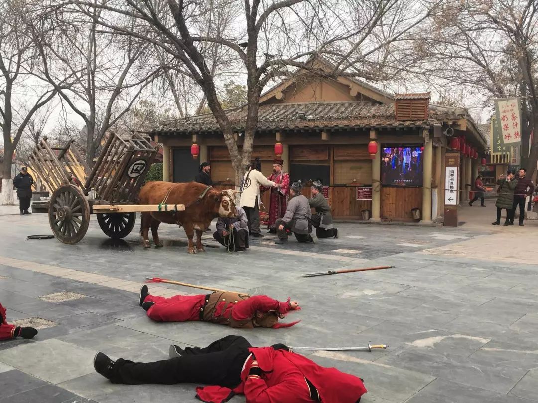 清明上河园演员敬业如初，游客为之点赞！