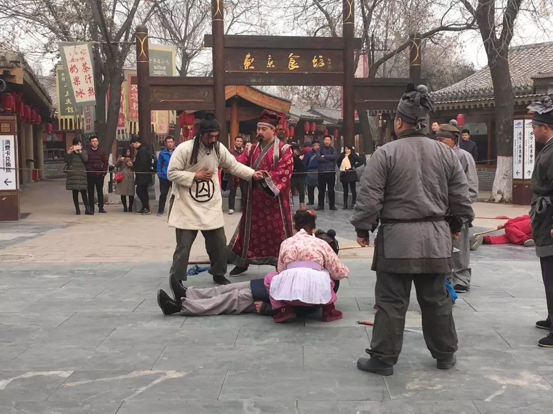 清明上河园演员敬业如初，游客为之点赞！
