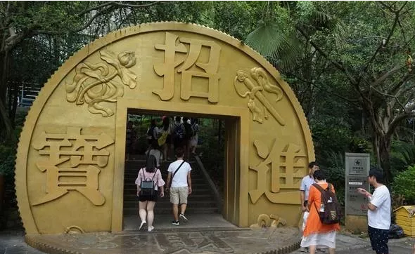 震撼，百米火龙+巨型摇钱树亮相鄢陵花博园！