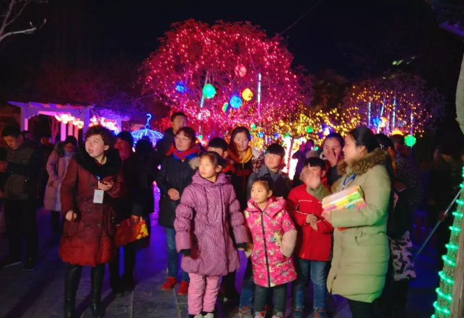天波杨府景区：大宋上元灯会开幕前夕迎来一批特殊的劳动者