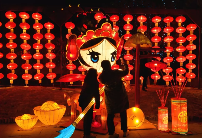 天波杨府景区：大宋上元灯会开幕前夕迎来一批特殊的劳动者