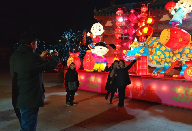 天波杨府景区：大宋上元灯会开幕前夕迎来一批特殊的劳动者