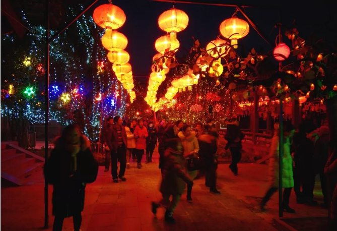 天波杨府景区：大宋上元灯会开幕前夕迎来一批特殊的劳动者