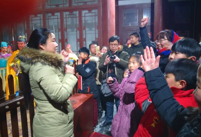 天波杨府景区：大宋上元灯会开幕前夕迎来一批特殊的劳动者