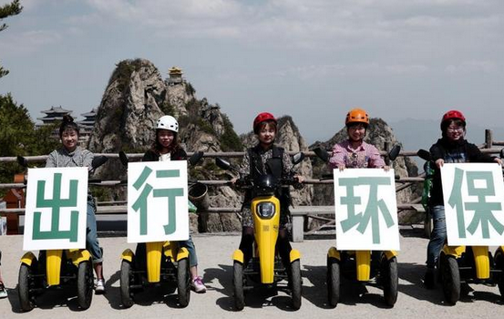 用生命倡导生态环境:志愿者千米悬崖栈道“飞檐走壁”骑共享电车呼吁环保