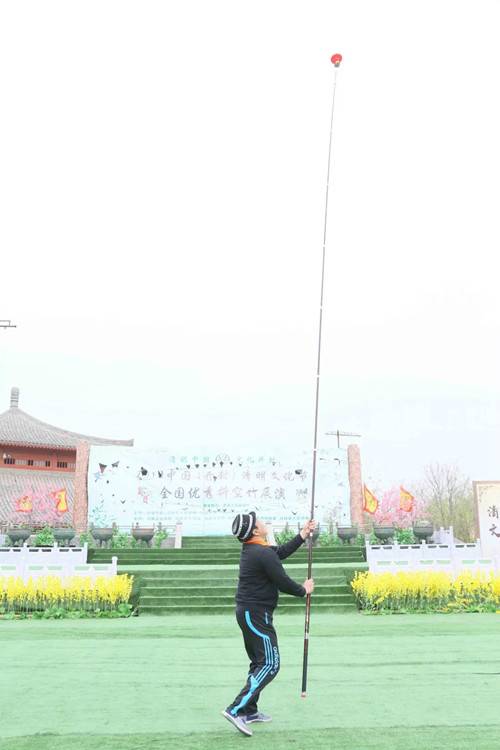 2018中国（开封）清明文化节全国优秀抖空竹展演在清明上河园举行