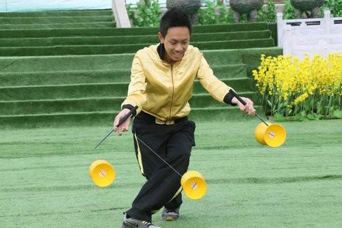 2018中国（开封）清明文化节全国优秀抖空竹展演在清明上河园举行