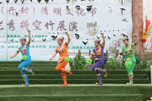 2018中国（开封）清明文化节全国优秀抖空竹展演在清明上河园举行