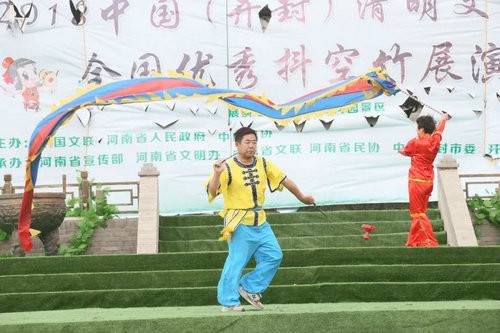 2018中国（开封）清明文化节全国优秀抖空竹展演在清明上河园举行