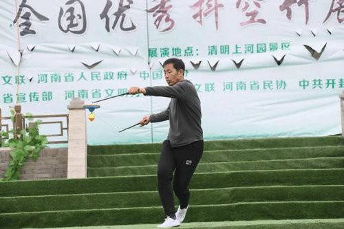 2018中国（开封）清明文化节全国优秀抖空竹展演在清明上河园举行