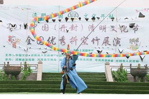 2018中国（开封）清明文化节全国优秀抖空竹展演在清明上河园举行