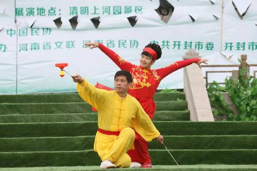 2018中国（开封）清明文化节全国优秀抖空竹展演在清明上河园举行