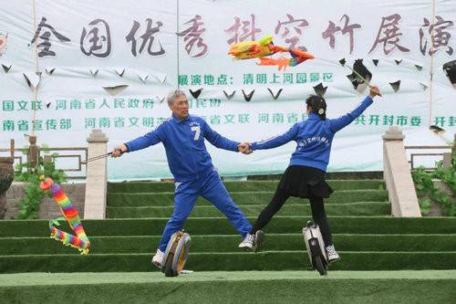 2018中国（开封）清明文化节全国优秀抖空竹展演在清明上河园举行
