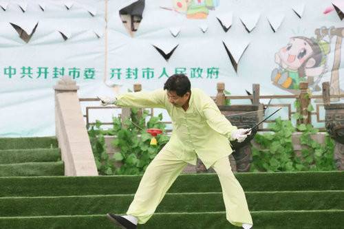 2018中国（开封）清明文化节全国优秀抖空竹展演在清明上河园举行