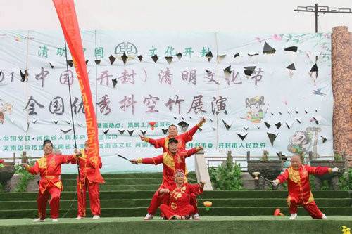 2018中国（开封）清明文化节全国优秀抖空竹展演在清明上河园举行