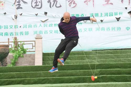 2018中国（开封）清明文化节全国优秀抖空竹展演在清明上河园举行