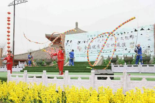 2018中国（开封）清明文化节全国优秀抖空竹展演在清明上河园举行