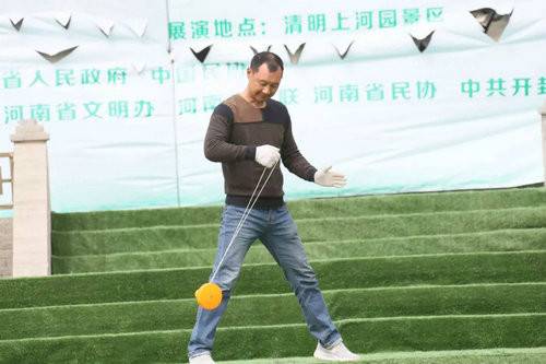 2018中国（开封）清明文化节全国优秀抖空竹展演在清明上河园举行