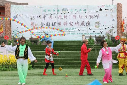 2018中国（开封）清明文化节全国优秀抖空竹展演在清明上河园举行