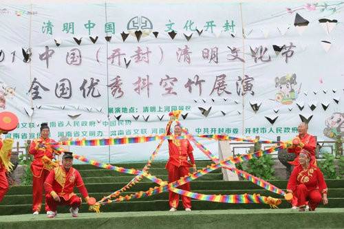 2018中国（开封）清明文化节全国优秀抖空竹展演在清明上河园举行