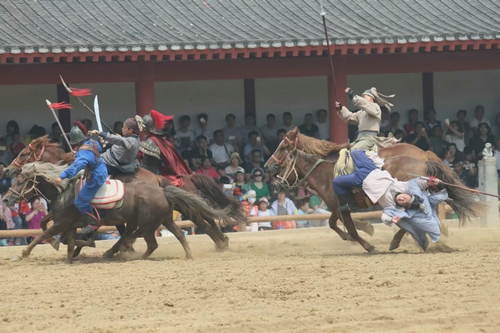 “五一”小长假 清明上河园景区游人如织、欢乐如潮