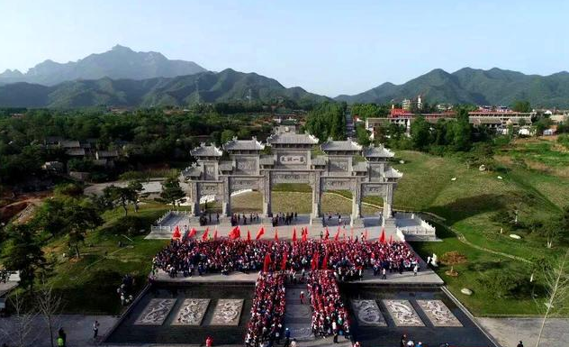 千名研学学生拼图 弘扬愚公移山精神